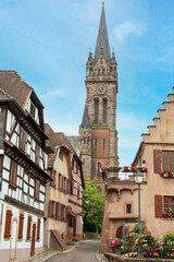 Fototapeta premium Eglise Saint-Étienne de Dambach-la-Ville, vue d'une rue du centre de la vieille ville
