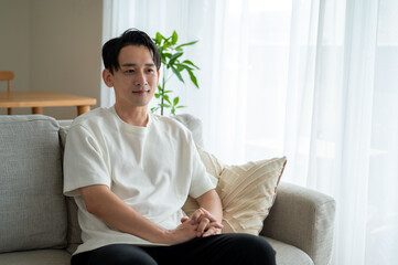 Obraz premium ソファに座る男性