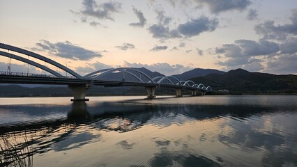 경기도 양평의 북한강과 철교의 석양 전망