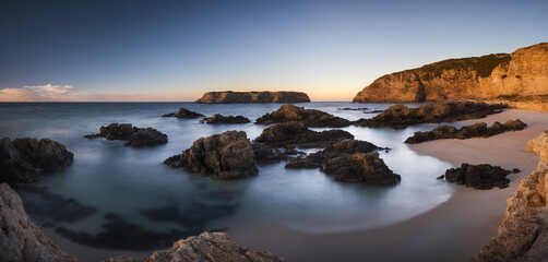 Obraz premium Playa de Las Catedrales Stroll Through Spain’s Natural Arches at Low Tide.