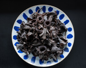 Craterellus cornucopioides . Horn of Plenty . Herbsttrompeten . Totentrompeten