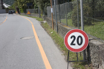  Cartello stradale  limite di velocità