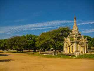 Obraz premium Pagoda landscape in the plain of Bagan, Myanmar (Burma) Scenic sunrise above Bagan in Myanmar. Bagan is an ancient city with thousands of historic buddhist temples and stupas.