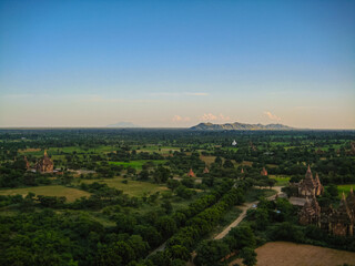 Fototapeta premium Bagan Temples and Pagodas on the Bagan Plains: Myanmar (Burma)