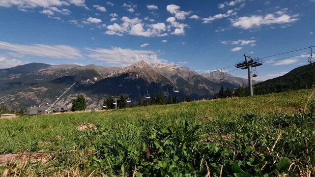 Seggiovia sulle alpi in time lapse