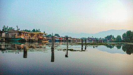 Obraz premium Srinagar, Kashmir, India - January 29, 2021 : A Closeup photo of floating house boat on Dal Lake Srinagar, Kashmir, India.