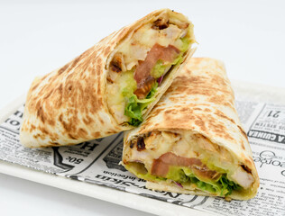 Wrap relleno de pollo tomate y lechuga.