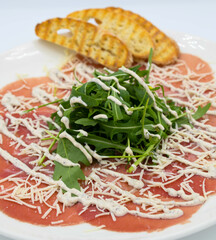 Plato de carpaccio de ternera de calidad sublime