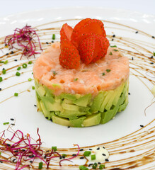Excelente plato de tartar de salmón gourmet