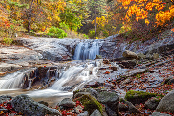 Obraz premium Autumn scenery of Bangtaesan Falls in Inje-gun, Gangwon-do, Korea, colored with autumn leaves