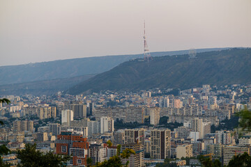 Obraz premium Tbilisi, Georgia - October 20 2024: Cityscape of Tbilisi under Mount Mtatsminda