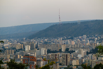Obraz premium Tbilisi, Georgia - October 20 2024: Cityscape of Tbilisi under Mount Mtatsminda