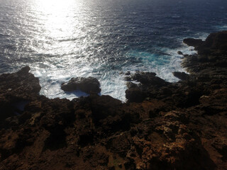 vista desde un dron de un acantilado en la costa Norte de Aruba