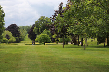 ENGLISH COUNTRYSIDE ESTATE WITH PEOPLE WALKING IN SUMMER/SPRING, GREAT DAYS OUT. SUMMER ACTIVITIES