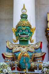 Obraz premium Thai architecture statue at Maha Bodhi Complex in Bodh Gaya, Bihar, India.