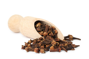 Obraz premium Dry clove buds in wooden scoop on white background. Aromatic spice