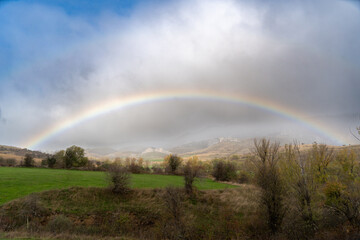 Arcoiris sobre panorama rural, en Asturias, España