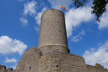 Naklejka premium Bergfried bzw Rundturm auf der Burg Gleiberg im Landkreis Gießen in Hessen