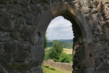Historisches Tor an der Burg Gleiberg in Hessen