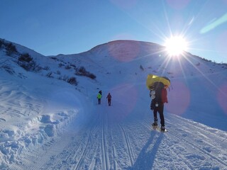 persona che cammina su una montagna innevata