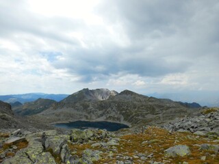 lago nelle alpi