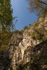 Chiesa e grotta di san Giovanni d'Antro ad Antro, Pulfero, Friuli Venezia Giulia, in autunno, visti dal basso della scalinata