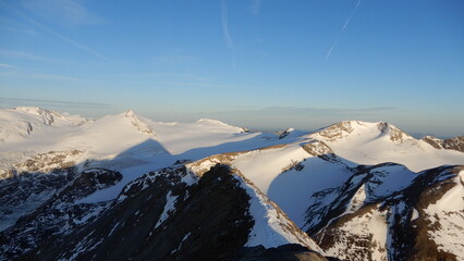 hinten links der Johannisberg 3453m... Mitte die Hohe Riffl 3338m und rechts der Mittlere...