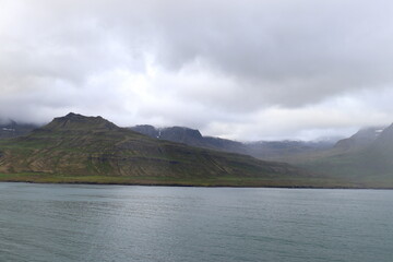 Paysage de Fjord en Islande par un temps nuageux 