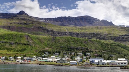 Ville de Seydisfordjur en Islande en &eacute;t&eacute;
