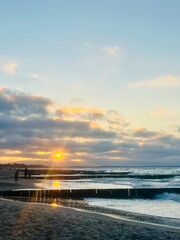 Obraz premium Sunset at the sea, sandy seashore