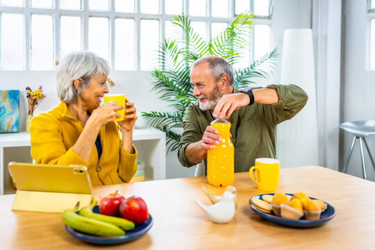 Senior couple enjoying healthy breakfast at home