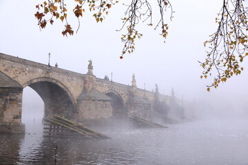 charles bridge at morning with fog, prague, praga, czech republic