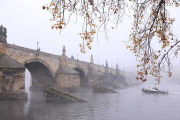 charles bridge at morning with fog, prague, praga, czech republic