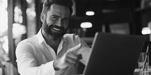 Obraz premium Smiling Man with Laptop in Restaurant