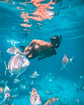 Inicio do ver&atilde;o - homem mergulhando na lagoa azul em Angra dos Reis-RJ