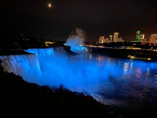 Niagaraf&auml;lle in Blau bei Nacht