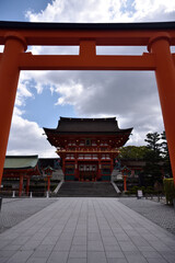 伏見稲荷　鳥居越しの楼門【重要文化財】