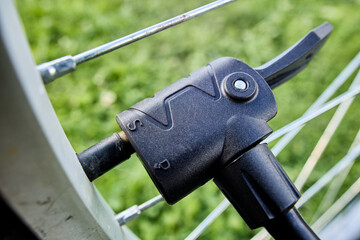 Twin head for bicycle floor pump, with separate gaskets for Presta and Schrader valves.