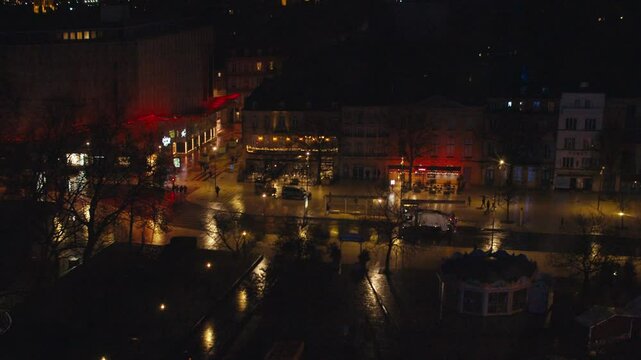 Plan a&eacute;rien de Metz de nuit de la place de la r&eacute;publique de Metz. Cath&eacute;drale de Metz illumin&eacute;e. Grande roue. March&eacute; de No&euml;l de Metz. Camion Poubelle passe. Galeries Lafayette. Moselle.