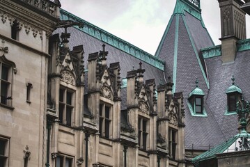 Obraz premium Gilded age building made of stone and copper