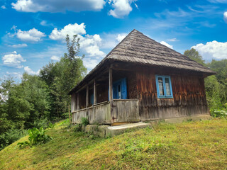 Obraz premium yard traditional wooden houses in Transylvania, pine trees, landscape in Romania mountains,