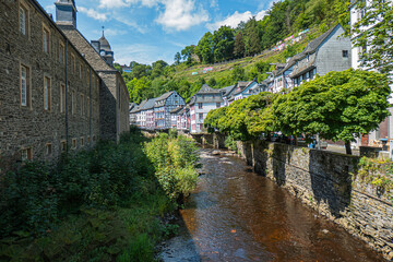 
Die Rur schlängelt sich durch Monschau