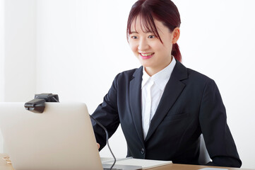 オンラインで面接を受けている女性