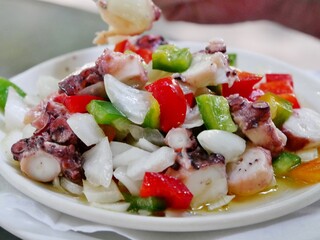 Salat mit Calamaris, Zwiebeln, Paprika, und Tomate