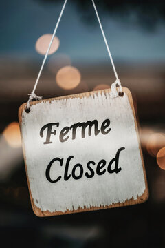 closed sign in French 