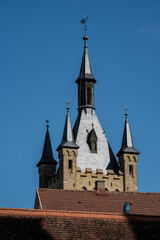 Die Spitze des blauen Turmes überragt alle Dächer in der Altstadt von Bad Wimpfen