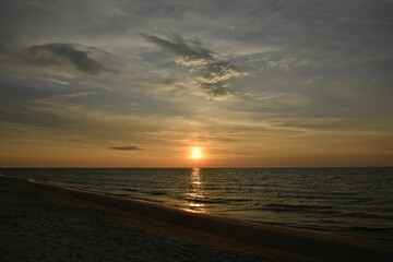 Obraz premium Sunset over tranquil beach