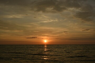 Fototapeta premium Serene sunset over a calm ocean