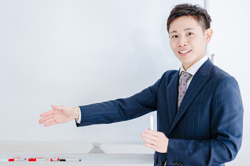 プレゼンするビジネスマン
