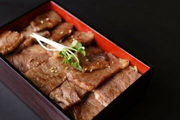 カルビ　焼肉　黒毛和牛　国産牛　特選カルビ重　カルビ丼　